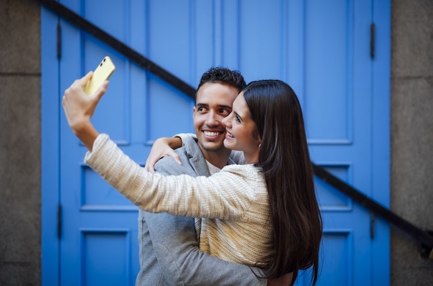 Kaukasisch verliefd stel doet een selfie