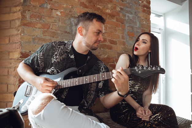 Kaukasische muzikanten tijdens online concert thuis geïsoleerd en in quarantaine, vrolijk en blij