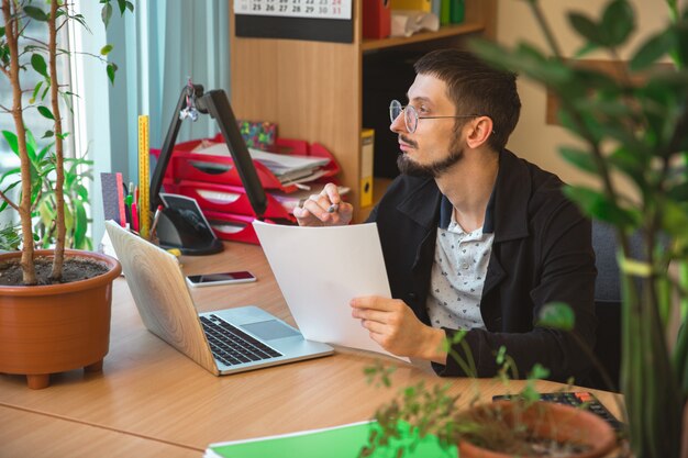 Kaukasische ondernemer, zakenman, manager werken geconcentreerd in kantoor, succesvol