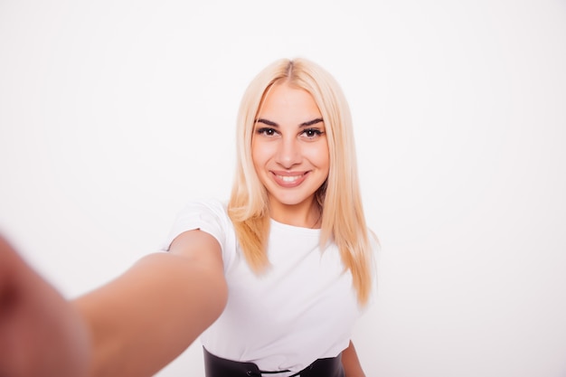 Kaukasische schoonheid blonde vrouw selfie te nemen