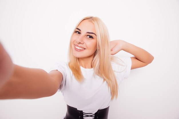 Kaukasische schoonheid blonde vrouw selfie te nemen