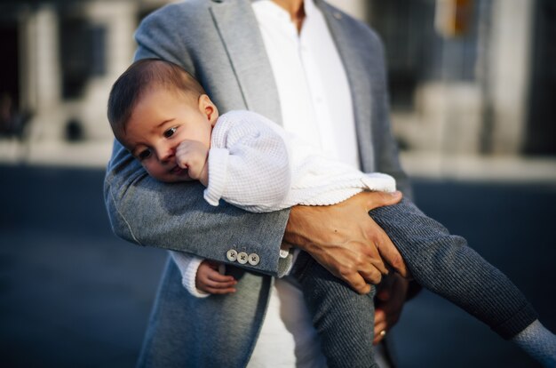 Kaukasische vader die haar babymeisje vasthoudt