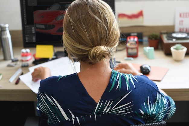 Gratis foto kaukasische vrouw die op het kantoor werkt