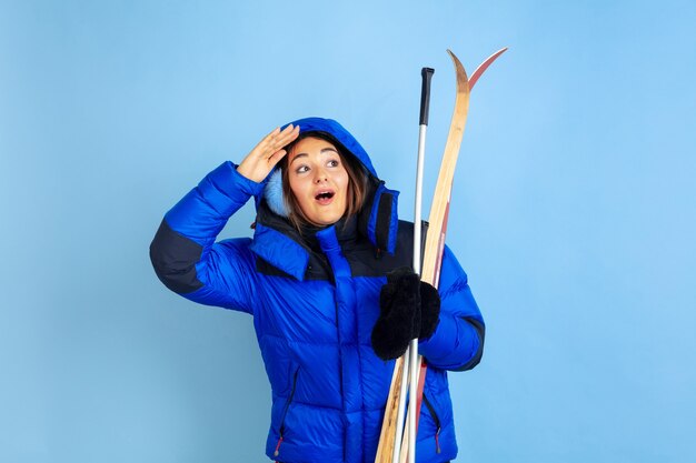 Kaukasische vrouw portret op blauwe studio