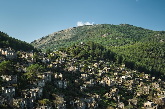 Gratis foto kayakoy dorp verlaten spookstad in de buurt van fethiye turkije ruïnes van stenen huizen locatie van de oude griekse stad karmilissos uit de 18e eeuw