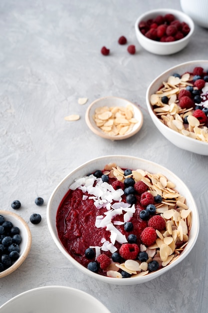 Keramische kom met heerlijk acai braziliaans dessert