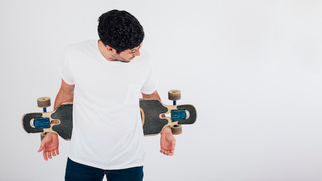 Gratis foto kerel met longboard achterop