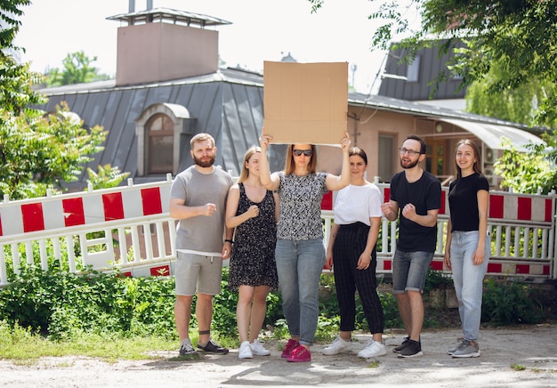 Kerel met teken - vrouw staat protesterende dingen die haar irriteren