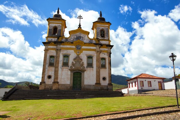 Kerk in de prachtige oude stad in koloniale stijl mariana en lucht en wolken op de achtergrond, brazil