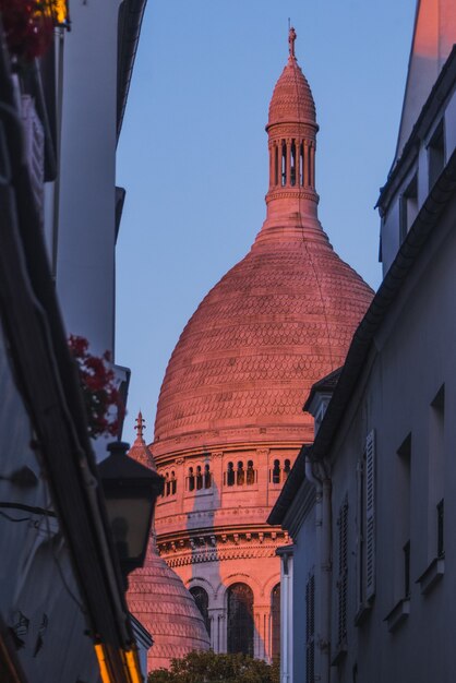 Kerk met ronde toren tijdens zonsondergang