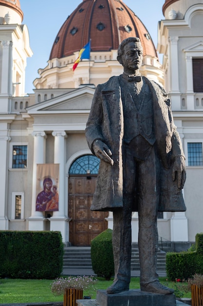 Gratis foto kerk van de aankondiging en het standbeeld van emil dandea van targu mures roemenië