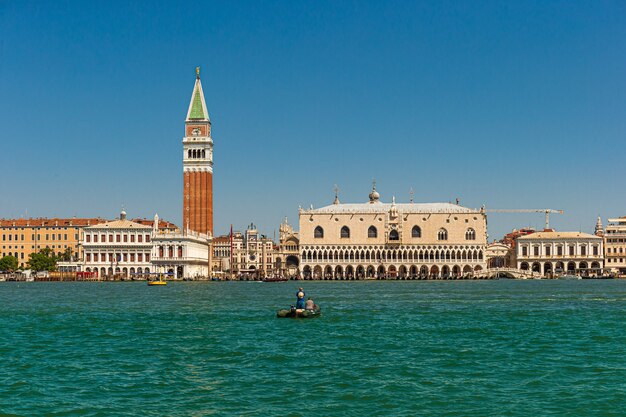 Kerk van San Giorgio Maggiore omgeven door gebouwen en grachten in Venetië, Italië