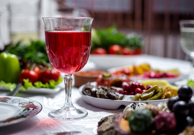 Kersencompote in het glas op het lijst zijaanzicht