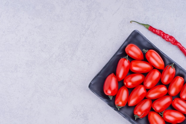 Kersentomaten en rode chili in een keramische schotel