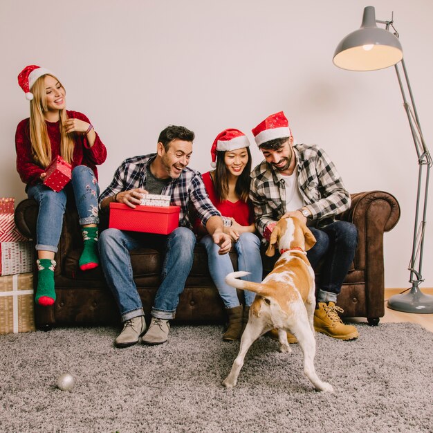 Kerst aanwezig concept met een groep vrienden en hond