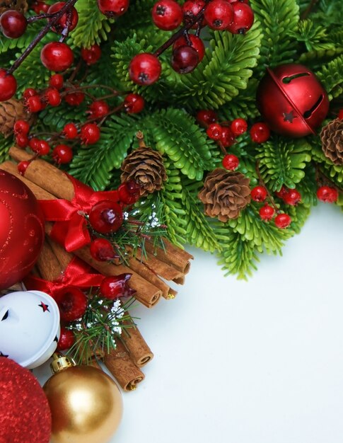 Kerst achtergrond met decoraties en bessen