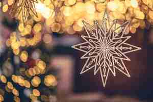 Gratis foto kerst achtergrond met decoratieve ster met bokeh lichten