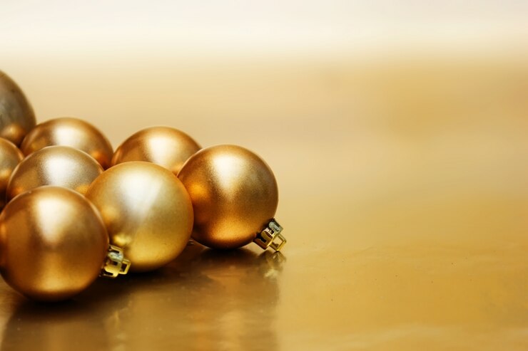 Gratis Foto kerst achtergrond met gouden kerstballen