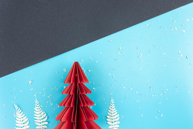 Gratis foto kerst achtergrond met origami papier boom op papier achtergrond plat leggen