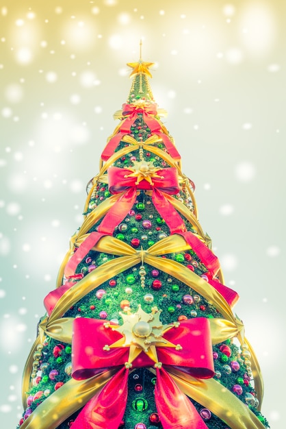 Kerst boom gezien van onderen met enorme banden