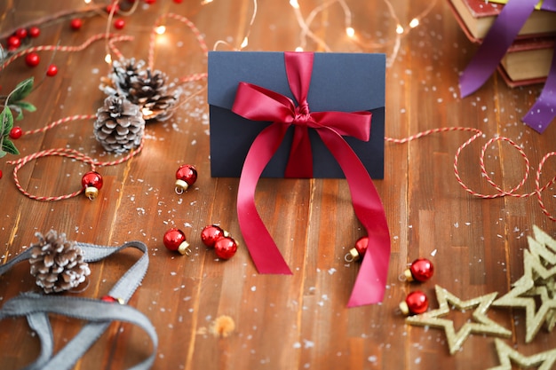 Kerst compositie met ornamenten en geschenkdozen