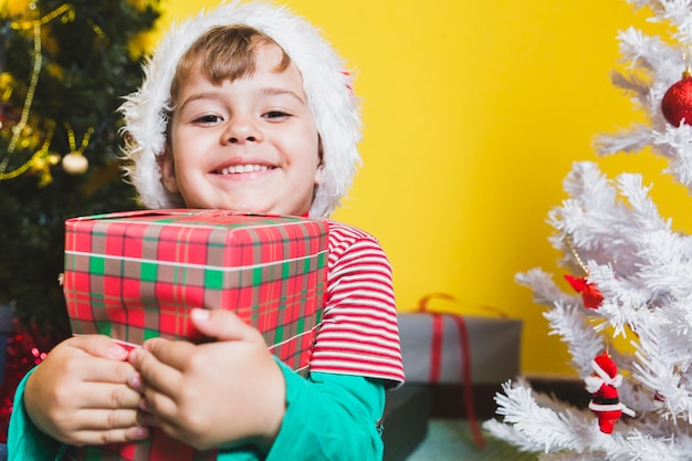 Gratis foto kerst concept met gelukkige jongen