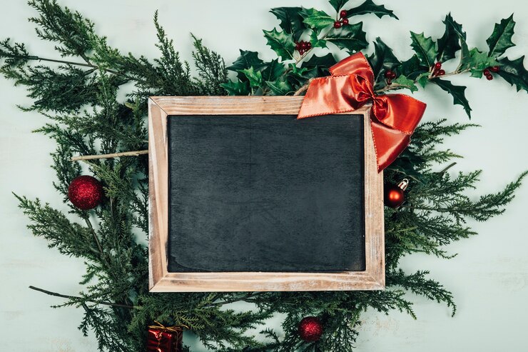 Gratis Foto kerst concept met leisteen op kerstblaadjes