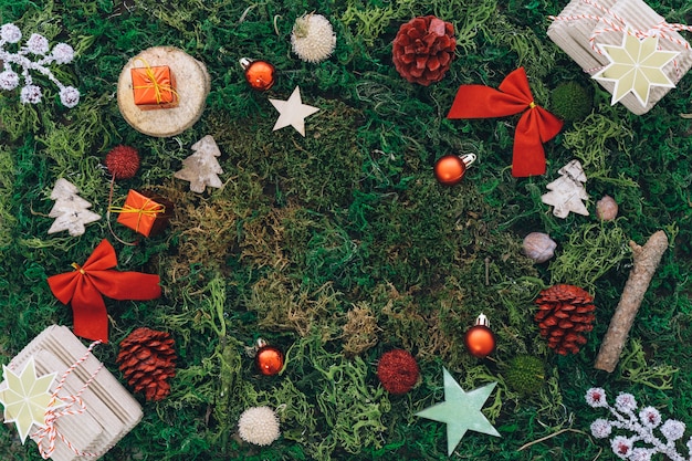 Gratis foto kerst concept met ruimte op gras