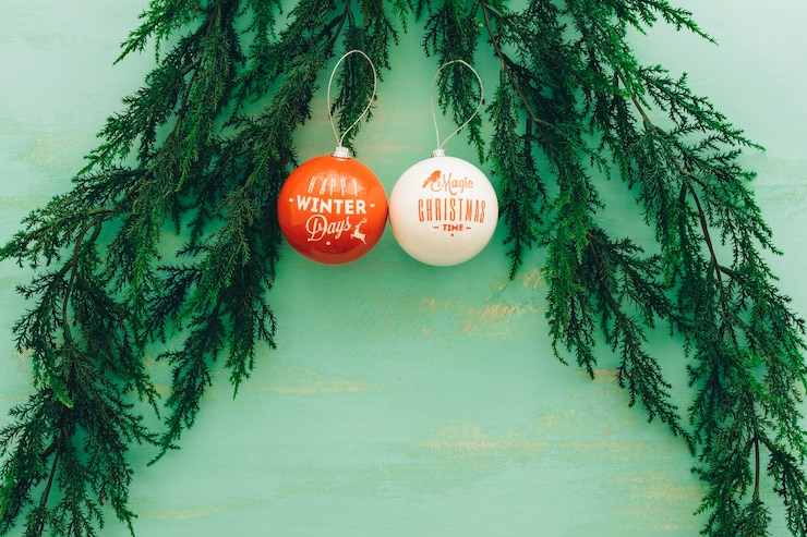 Gratis Foto kerst concept met takken en ballen