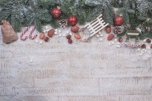 Kerst decoratie met rode ballen en zuurstokken