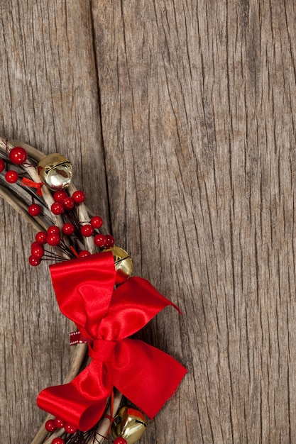 Kerst decoratie op een houten tafel