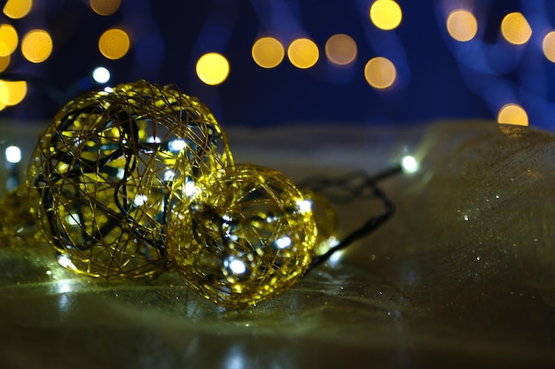 Kerst decoratieve ballen en slinger, op donkere achtergrond