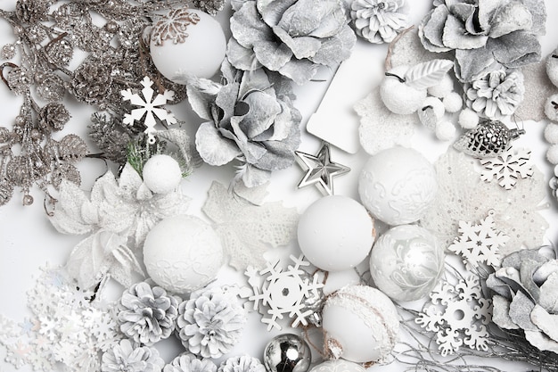 Kerst decoratieve compositie van speelgoed op een witte tafel achtergrond.