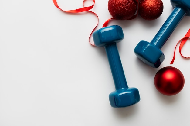 Gratis foto kerst fitnessgewichten voor trainingscadeau