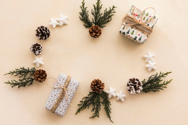 Gratis foto kerst geschenkdozen met takken op tafel