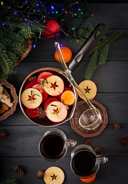 Kerst glühwein en kruiden. Plat leggen. Bovenaanzicht