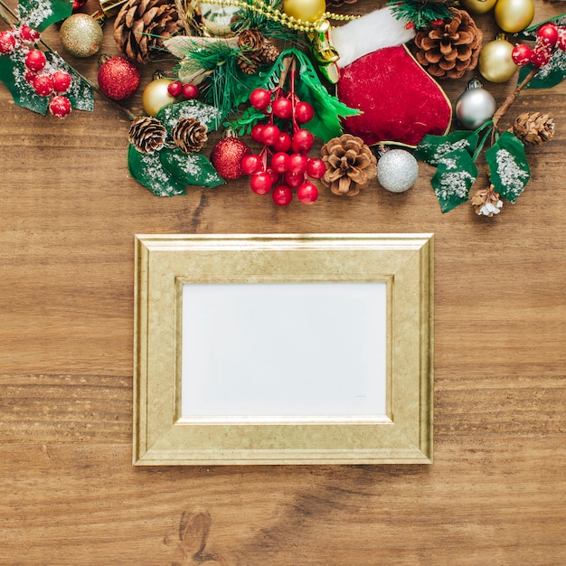 Gratis foto kerst ornamenten met gouden frame voor tekst
