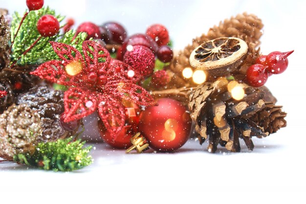 Kerst ornamenten op sneeuw