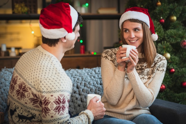 Gratis foto kerst paar genieten van warme dranken