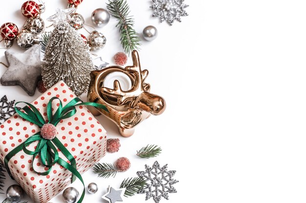 Kerst samenstelling. Geschenken, fir boomtakken, rode decoraties op witte achtergrond.
