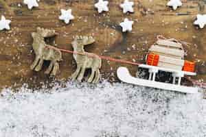 Gratis foto kerst sneeuw decoratie met geschenken op slee