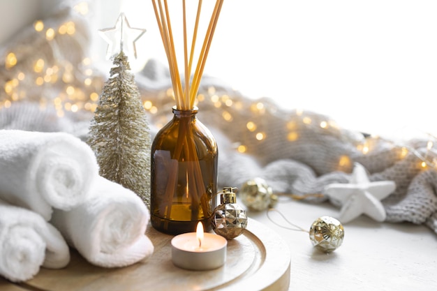 Gratis foto kerst spa compositie op een onscherpe achtergrond met bokeh lichten