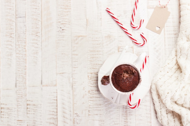 Gratis foto kerst warme chocolademelk met cacao en snoepgoed, bovenaanzicht met kopie ruimte