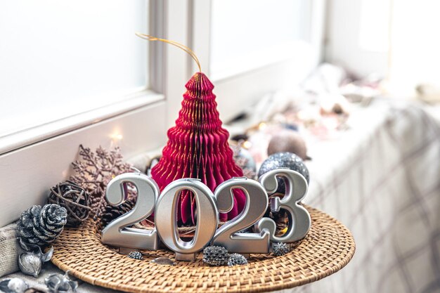 Kerstachtergrond met decoratieve kaarsen 2023 en decordetails