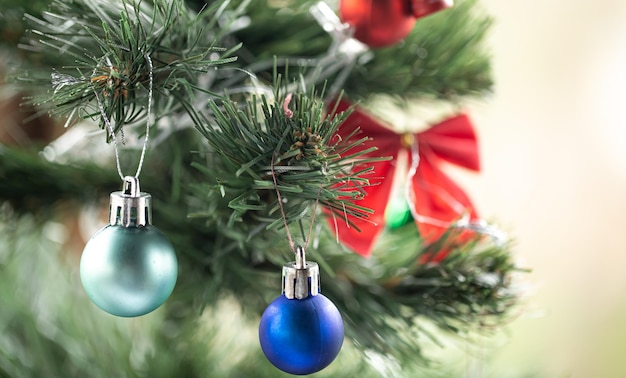 Gratis foto kerstachtergrond met kerstballen op een kerstboom