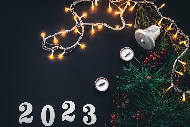 Gratis foto kerstachtergrond met nummers 2023 en decordetails plat gelegd