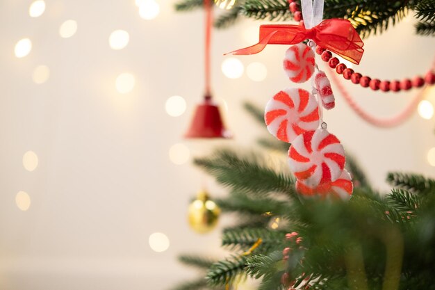 Kerstbal op kerstboom met lichten bokeh achtergrond