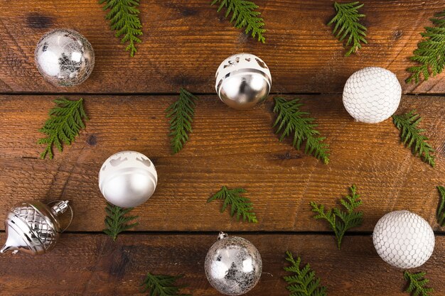 Kerstballen en naaldtakjes op houten bord