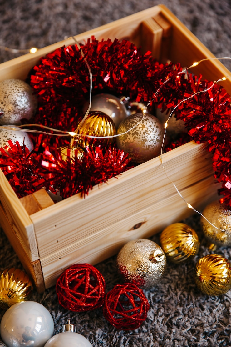 Gratis Foto kerstballen in houten kist