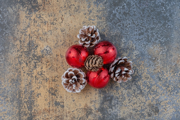 Kerstballen met kerst dennenappels op een donkere achtergrond. hoge kwaliteit foto